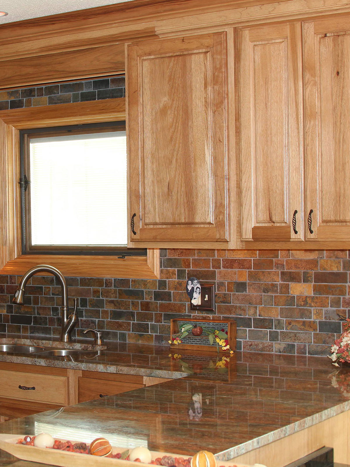 Oak kitchen cabinets rustic brown gray mosaic tile granite countertop BA1063
