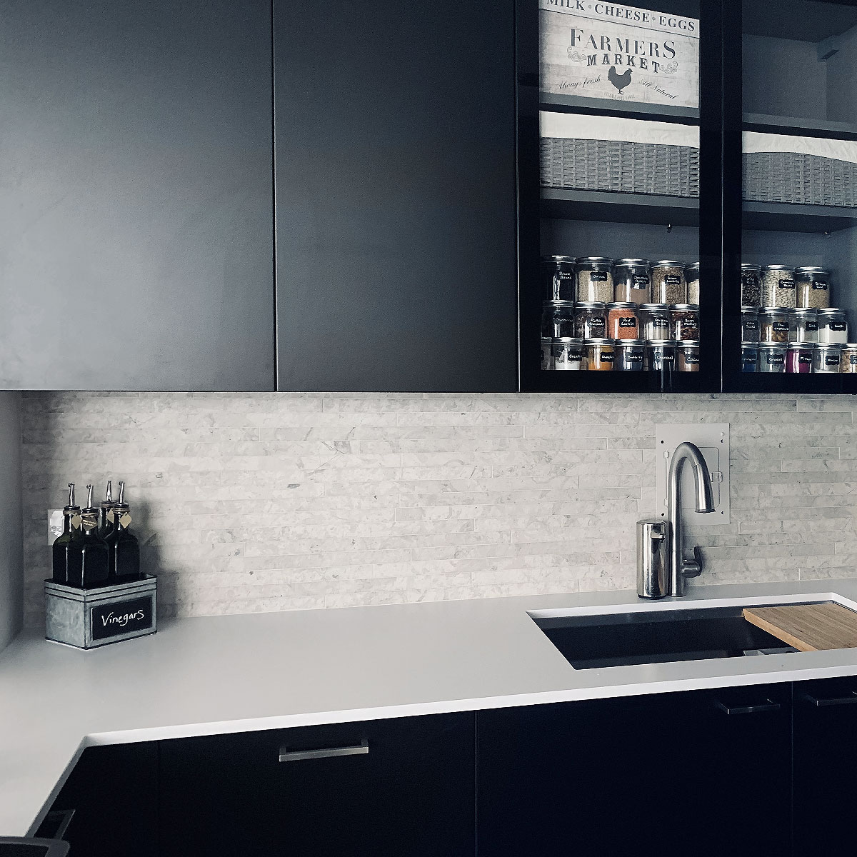 Black cabinet white quartz countertop gray modern backsplash BA1038 #graybacksplash #limestonebacksplash #modernbacksplash #modernkitchen #graykitchen #graycabinetbacksplash