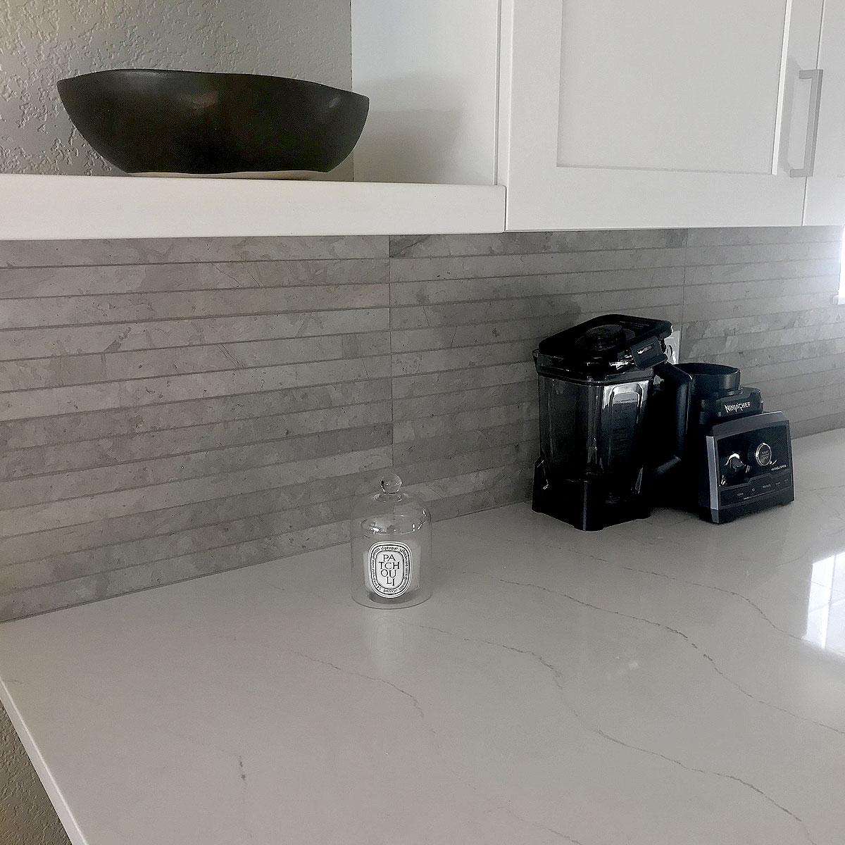 Gray modern backsplash white quartz countertop BA1038 #graybacksplash #limestonebacksplash #modernbacksplash #modernkitchen #graykitchen #graycabinetbacksplash