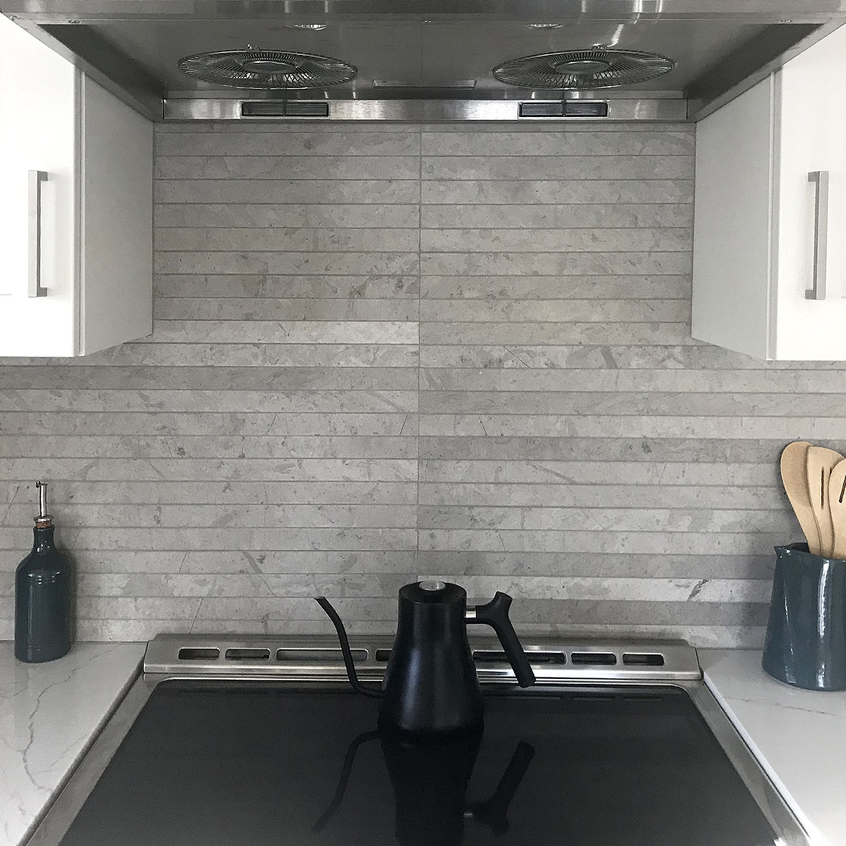 Gray modern long subway backsplash tile BA1038 #graybacksplash #limestonebacksplash #modernbacksplash #modernkitchen #graykitchen #graycabinetbacksplash