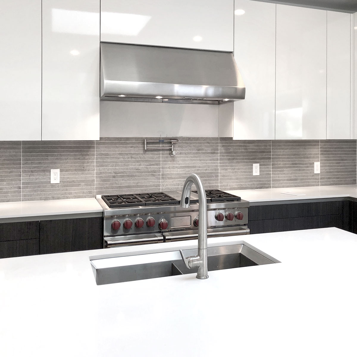 Modern white kitchen gray backsplash tile BA1038 #graybacksplash #limestonebacksplash #modernbacksplash #modernkitchen #graykitchen #graycabinetbacksplash