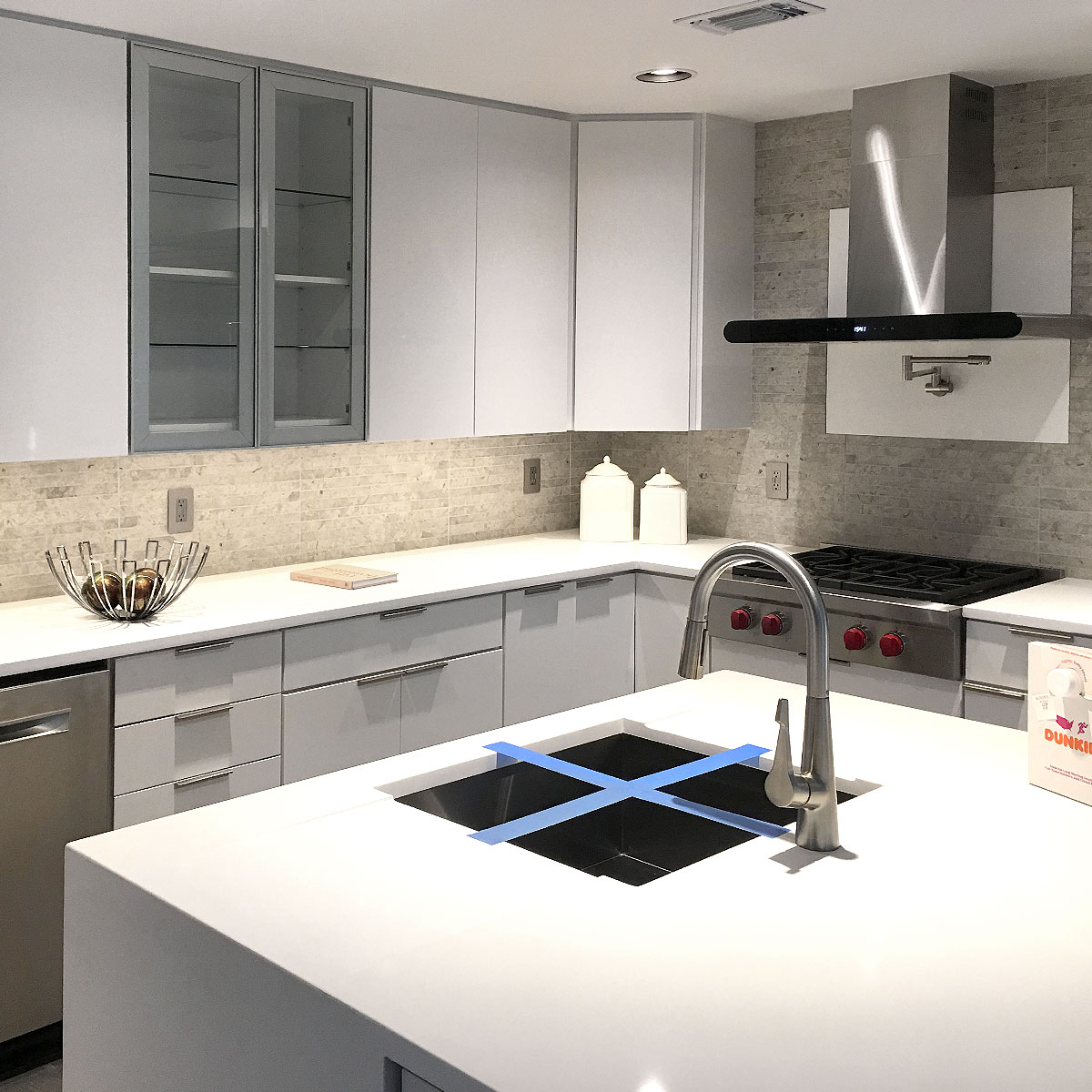 white quartz countertop cabinet modern backsplash BA1038 #graybacksplash #limestonebacksplash #modernbacksplash #modernkitchen #graykitchen #graycabinetbacksplash