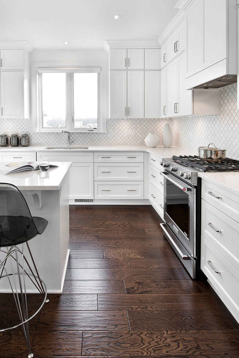 White Ceramic Arabesque Shaped Backsplash Tile