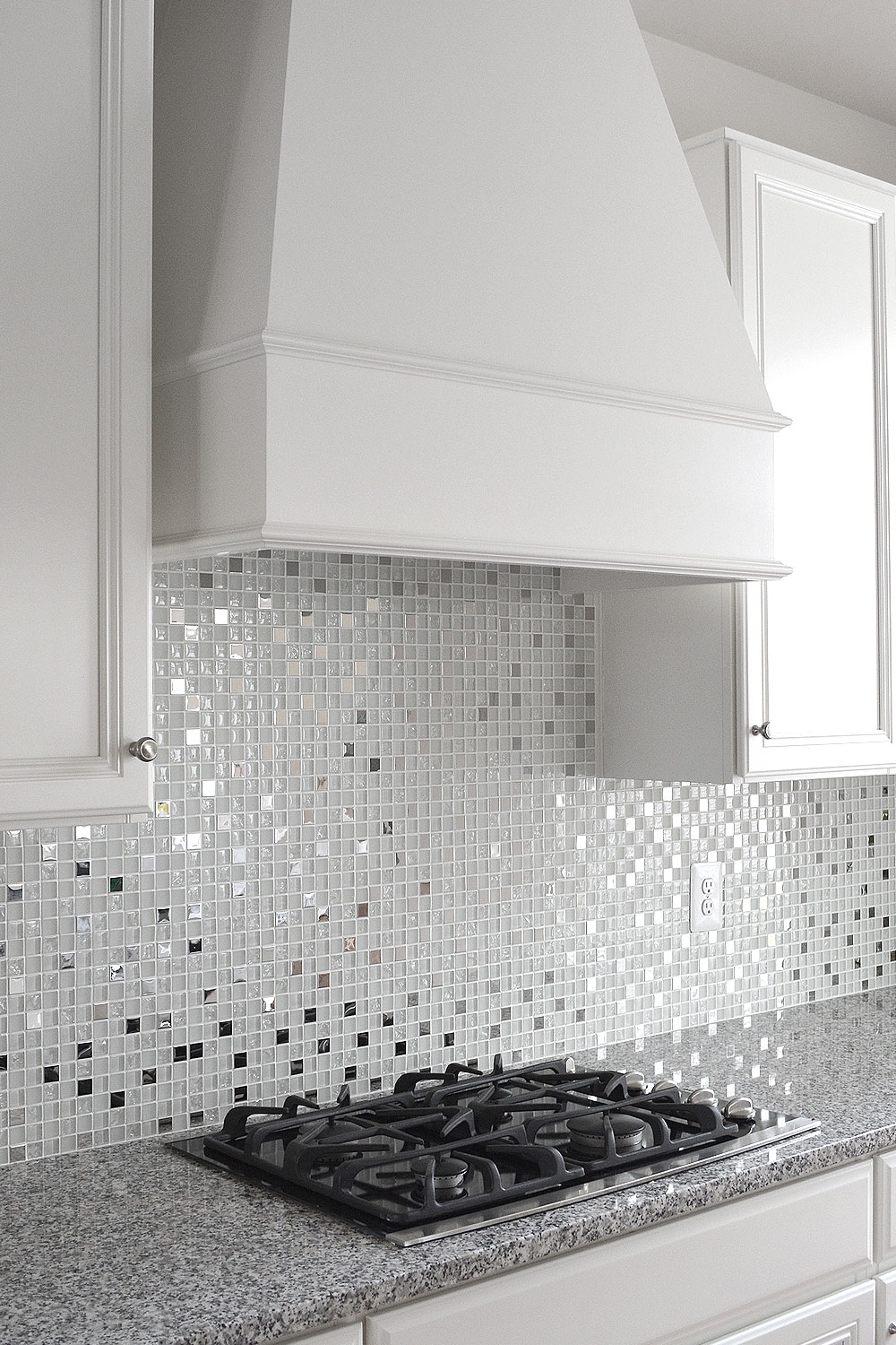 White kitchen cabinets, Luna pearl gray granite countertop with glass and metal mixed backsplash tile. #whitebacksplash #whitekitchen #whitecabinet #glassbacksplash #metalbacksplash #modernbacksplash